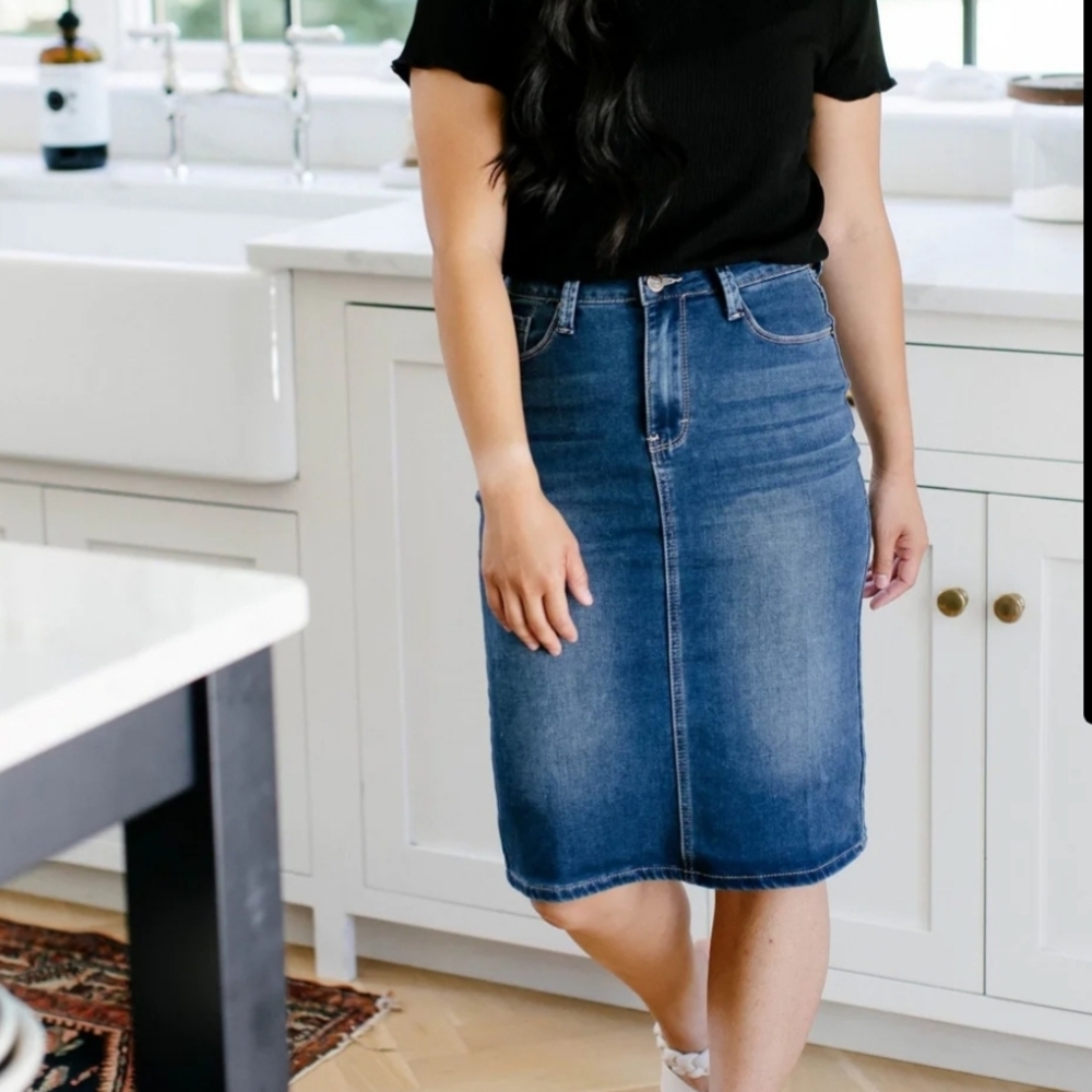 Elegant Blue Denim Pencil Skirt